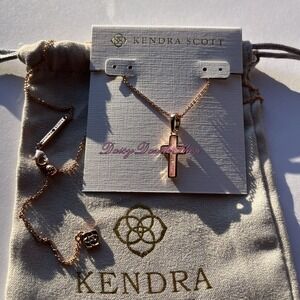 ✨Kendra Scott Cross Rose Gold Pendant Necklace in White Kyocera Opal✨
